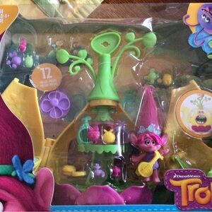 DreamWorks Trolls Treehouse Playset with Green and Pink